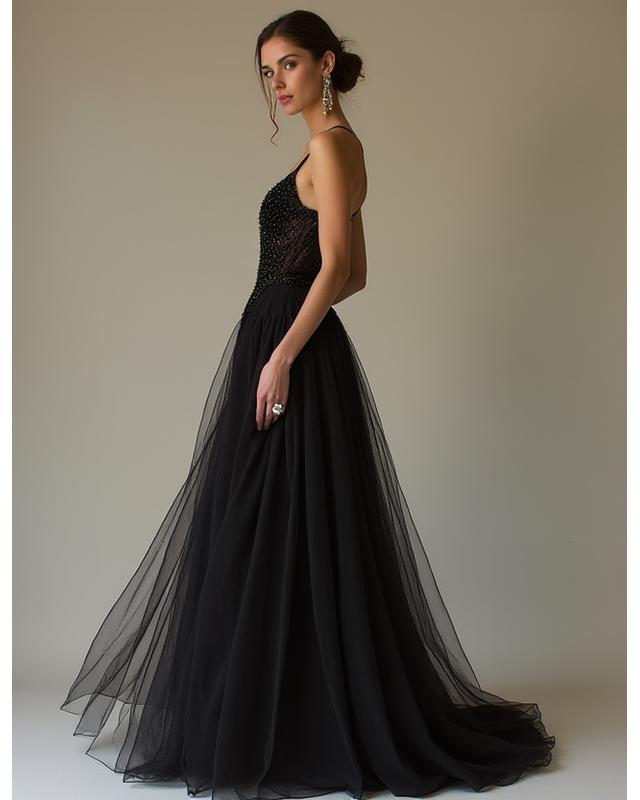 Modell trägt elegante Abendrobe von AlpenVibe